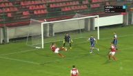 U skoku je dočekao loptu bivši igrač Zvezde, snažan udarac, mokra lopta i teren učinili su svoje