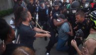 Haosi u SAD, neredi širom zemlje: Pale se policijski automobili, lete suzavci i kamenice