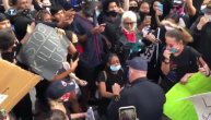 Policajci širom Amerike klečali pred demonstrantima odbijajući nasilje