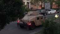 Policija maršira ulicom u Mineapolisu i puca na ljude koji su u dvorištima