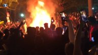 Haos ispred Bele kuće: Protestanti divljaju, smenjuju se vatra, suzavac i biber sprej