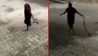 Hrabra baka na ulici uhvatila ogromnu kobru za rep i odvukla je od dece