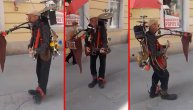 Najjači muzičar na Balkanu svira na ulici: Natovaren je instrumentima, zvuči kao orkestar