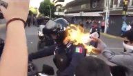 U Meksiku na protestima zapalili policajca