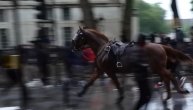 Demonstranti u Londonu zbacili policajku sa konja, životinja sama trčala ulicama