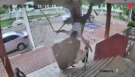 Propao kroz krov i plafon, završio na stepenicama: Zastrašujući snimak pada policajca