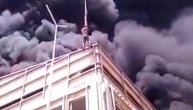 Požar je zahvatio krov zgrade, a jedini beg bio je preko krana: Hrabar potez mladog radnika