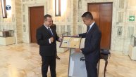Dačić poklonio Di Maju majicu i lopticu sa potpisom Đokovića