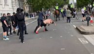 Pukla njokalica: Crni demonstrant nokautirao ekstremnog desničara