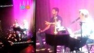 Steva peva grčku pesmu za klavirom, Nole seo pored njega sa mikrofonom u ruci