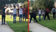 Policija zaustavila grupicu dece i uperila pištolj u njih