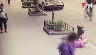 Iz čista mira gurnuo staricu od 93 na hidrant: Mladom Njujorčaninu ovo 103 hapšenje