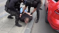 Snimljena cela akcija: Policija upala u kafić, oborila razbojnike na pod a na stolu pronašli evre!