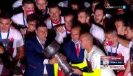 Pehar u rukama šampiona: Zvezdini fudbaleri, treneri Stanković i Milojević, podigli trofej