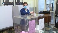 Premijerka glasala na Dedinju: Na biračko mesto došla s maskom