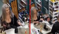 Izblajhani lopov: Plavuša izbacila dekolte, ali prodavac je video šta je stavila u torbu