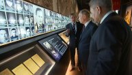Prisetio se tate heroja: Putin u muzeju čitao očevu biografiju