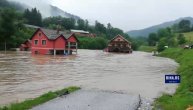 Voda prodrla u kuću kod Kraljeva i na tavanu zarobila osmoro ljudi
