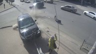 Izbegla je udarac za dlaku: Posle sudara automobila jedan se odbio na trotoar i umalo usmrtio baku