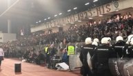 Policija ulazi na tribinu između klupe Vojvodine i navijača Partizana