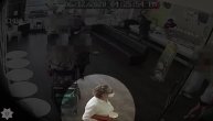 Policija objavila skandalozni snimak: Traži se žena koja je kašljala bebi u lice