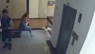 Zalediće vam se krv u venama: Majka hvata dete koje pada niz stepenice