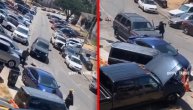 Imala je prostora da prođe, ali... Žena džipom udarila u parkirano vozilo i srušila prolaznike