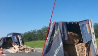 Prevrnula se prikolica šlepera na auto-putu kod Lozovika
