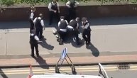 Brutalno hapšenje: Policajci u Londonu zgrabili crnca, šutirali ga i bacili na zemlju