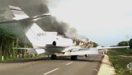Prinudno sletanje: Avion za koji se sumnja da je prevozio drogu, izgoreo nasred auto-puta