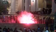 Huligani napali policiju ispred Skupštine, letele su baklje, kamenice i dimne bombe