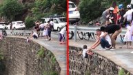Poseban krug pakla za ovakve roditelje: Držali malo dete iznad provalije da bi ga slikali