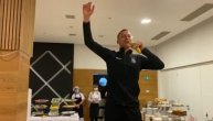 Sa bananom u ruci zapevao "Ko si ti": Nikola Štulić slatko nasmejao saigrače pesmom