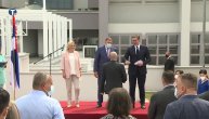 Vučić uručio ključeve 15 sanitetskih vozila predstavnicima domova zdravlja u Republici Srpskoj