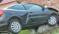 Auto se zakucao u dvorište u Vrčinu pod neverovatnim uglom