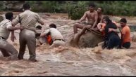 Sve zbog jednog selfija: 30 ljudi spasavalo tinejdžerke dva sata iz nabujale reke