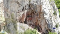 Na strmoj steni, u pećini nalazi se isposnica Svetog Save: Ako dođete i vode nema, grešni ste