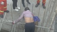 Radnik pao na gradilištu na armaturu, sve vreme bio pri svesti dok su ga spašavali