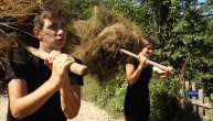 Milena i Milan su heroji iz sela Teočin: Ostali su bez oca, žive s bakom i obrađuju 5 hektara zemlje