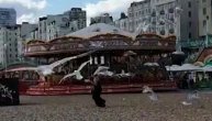 Ovo uopšte nije smešno: Jato galebova napalo ženu na plaži, ali ona hranu ne ispušta