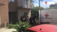 Policija iznosi telo 49-godišnjaka koje je pronađeno u stanu u Beogradu