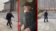 Protesti ispred Lukašenkove rezidencije, on iz helikoptera izašao sa puškom u ruci
