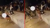 Pijana devojka urinira na sred keja u Novom Sadu