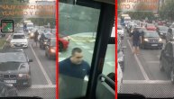 Incident na ulicama Novog Sada: Muškarac divljački razbio staklo od autobusa pesnicom