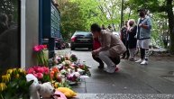 Potresne scene ispred "zgrade strave": Komšije ostavile igračke za ubijenu decu
