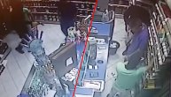 Snimak pljačke pumpe u Topoli: Dvojica maskiranih mladića uzeli cigare i novac