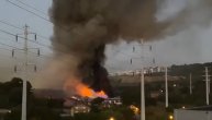 Izbio požar u magacinu na Karaburmi, vatrogasi se bore s vatrom: Crni dim se nadvio nad Beogradom