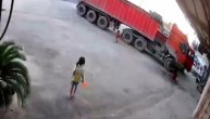 Uspeo je da se izvuče između kamiona koji je krenuo da gazi: Dete izbeglo tragediju