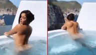 Bezobrazna manekenka pozirala gola u bazenu