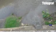 Siva tečnost protiče kroz kišni kolektor: Zagađenje kod Čačka